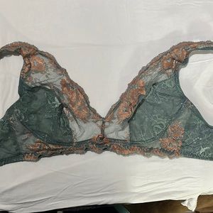 Beautiful European lace 2 hook bra. WIRE FREE!